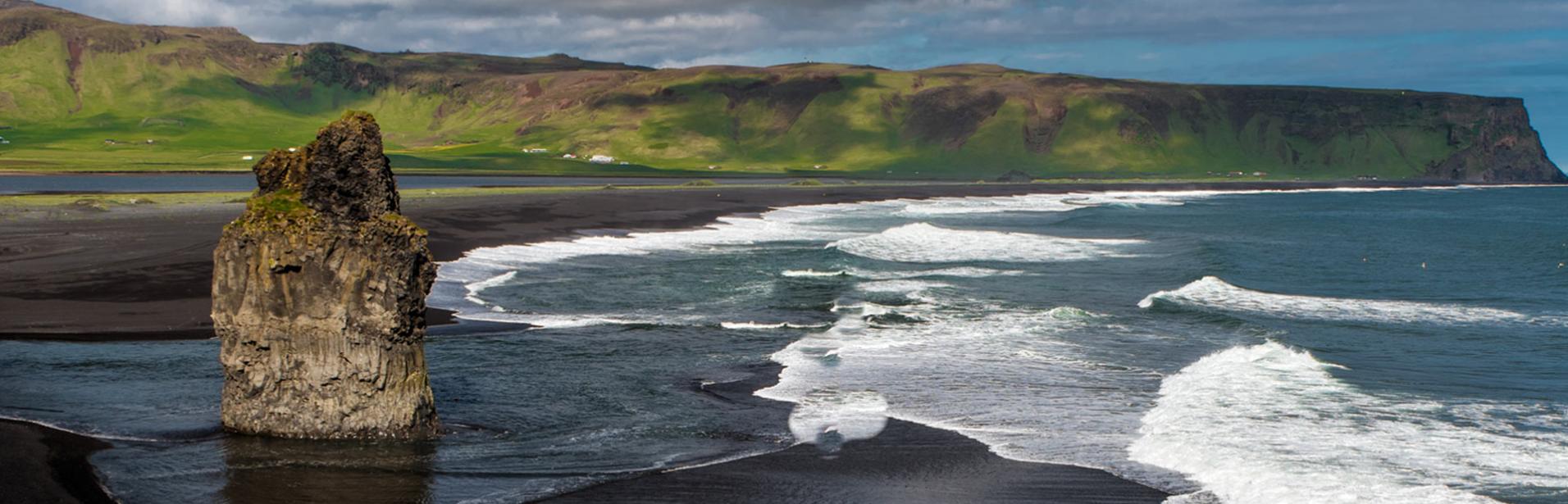 Sorte sandstrand på Islands sydkyst.