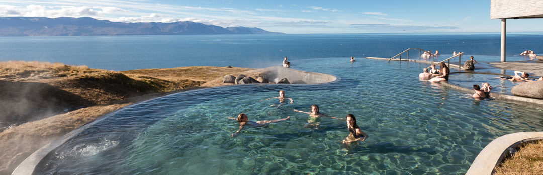 GeoSea Spa med udsigt over havet og bjergene.