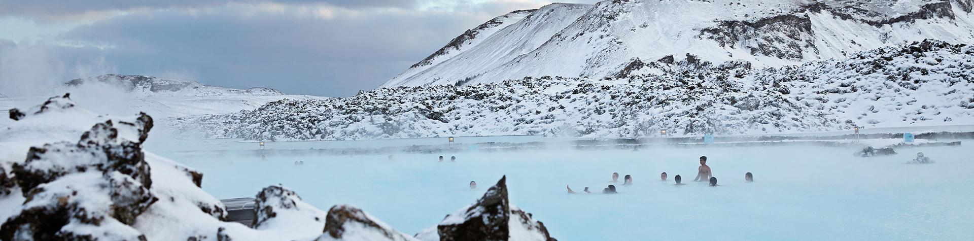 Blå lagunen på Island i vinterlandskap