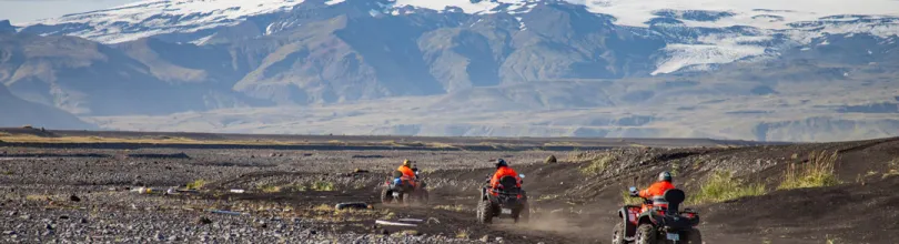 ATV-kørsel på sort sandstrand, Island.