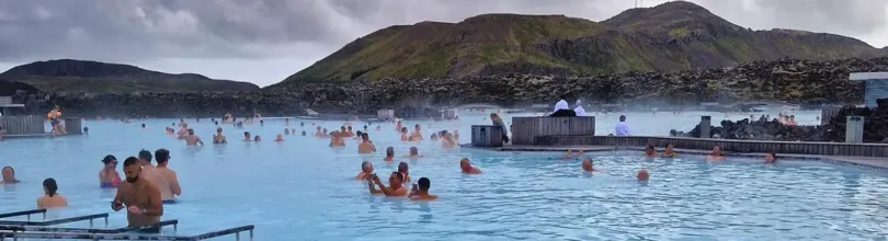 Badende i Blå Lagune, fotograferet af Karen Kleiven.