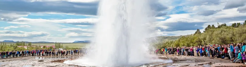 Strokkur-gejseren sprøjter vand.