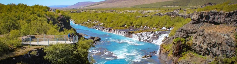 Udsigt over Hraunfossar vandfald.