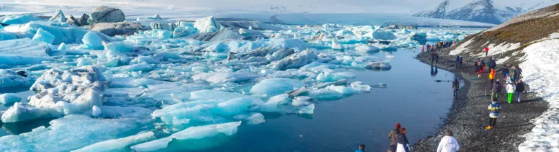 Besøgende ved Jökulsárlón gletsjerlagune.