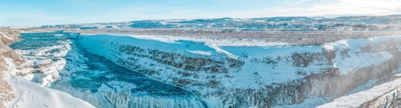 Gullfoss i snedækket vinterlandskab.