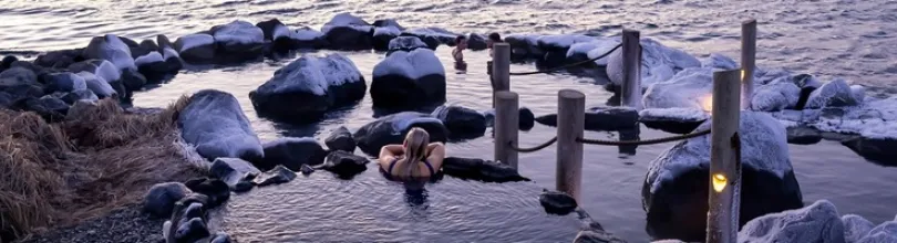Hvammsvík Hot Springs ved havet om vintere.