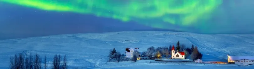Nordlys over vinterlandskab på Island.