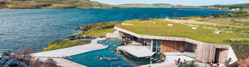 Besøgende bader i Vök Baths.