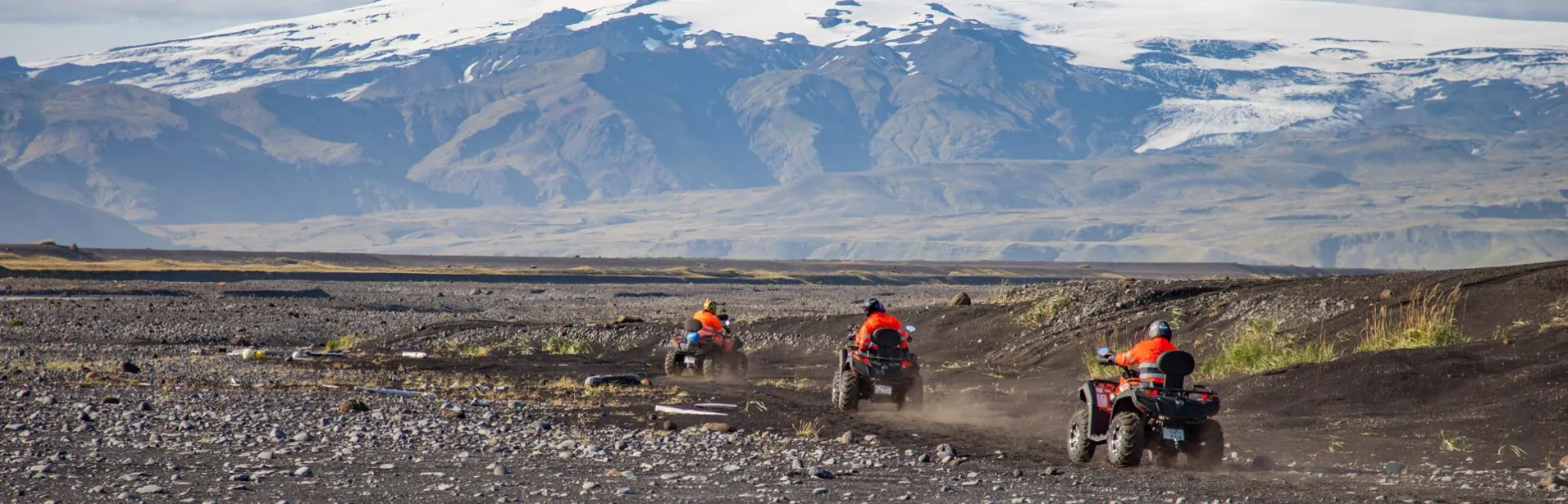ATV-kørsel på sort sandstrand, Island.