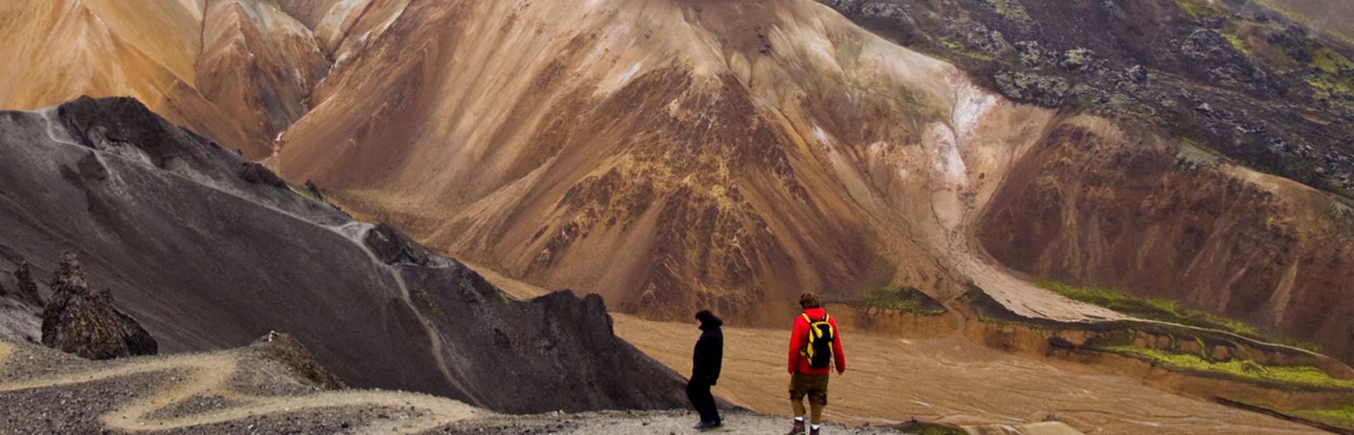 To personer udforsker det islandske højland
