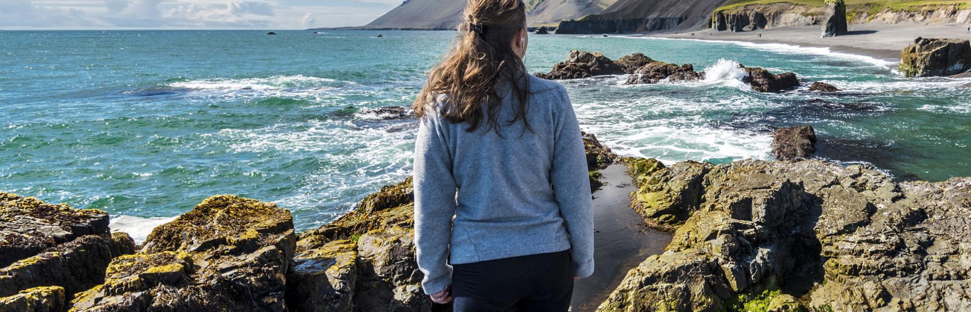 Kvinde betragter Islands magiske natur.