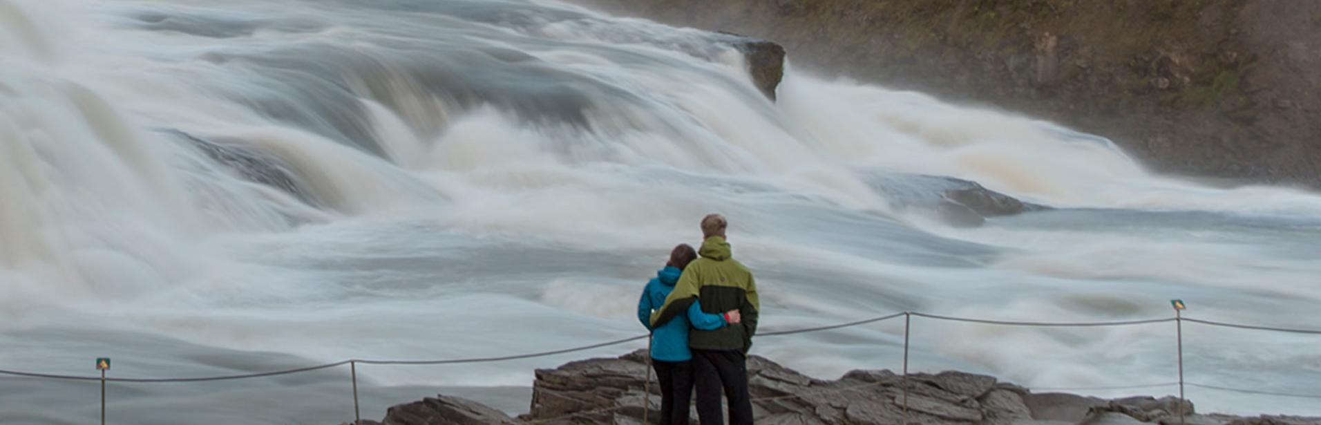 Et par betragter vandfaldet Gullfoss på Island