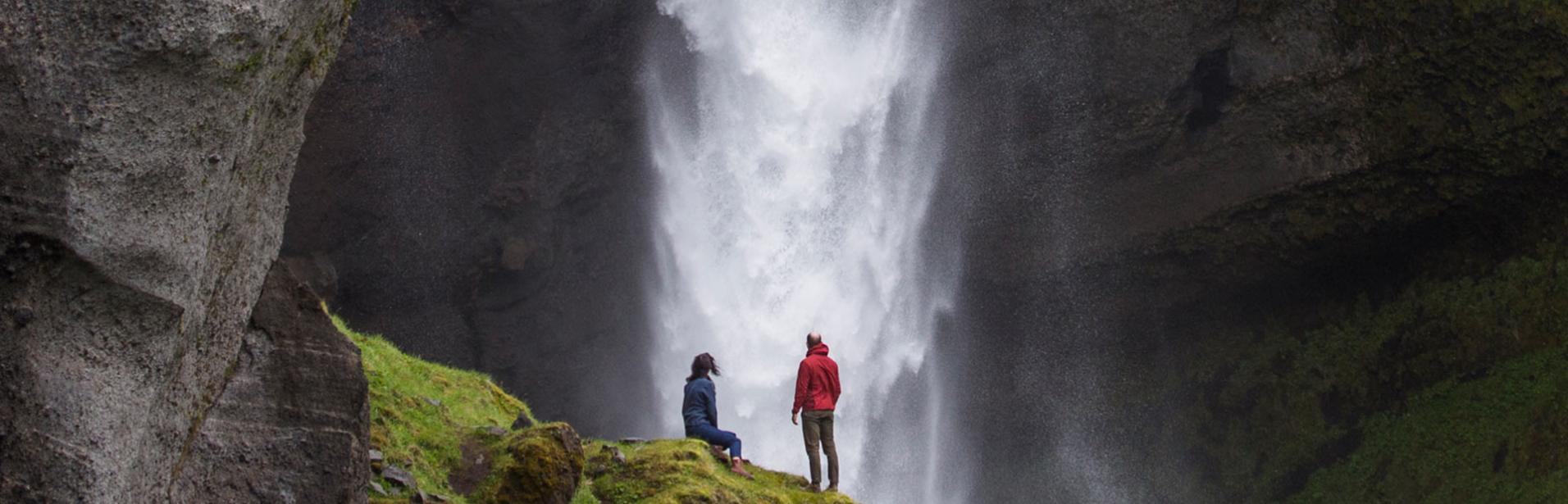 Par besøger vandfald på det sydlige Island