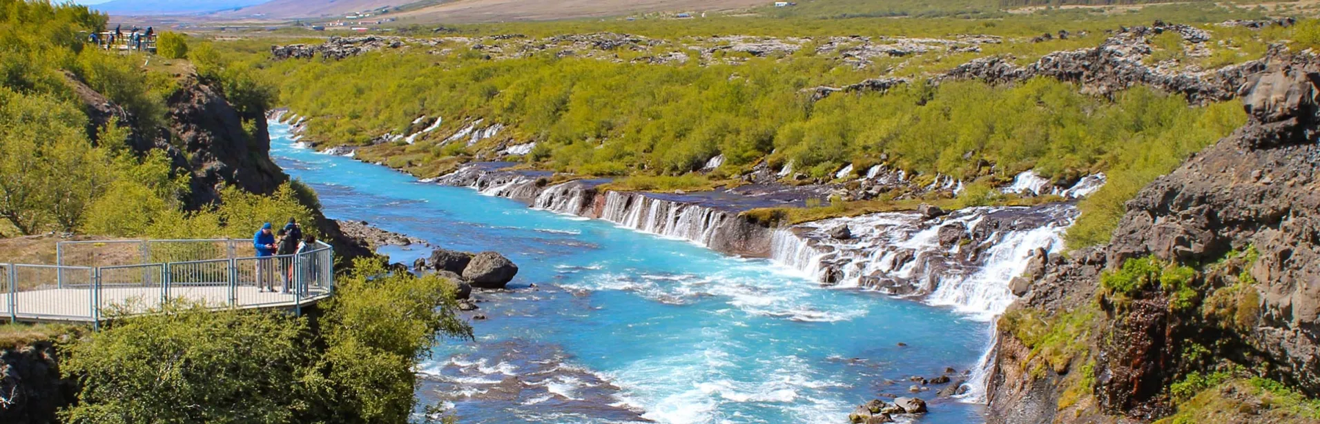 Udsigt over Hraunfossar vandfald.