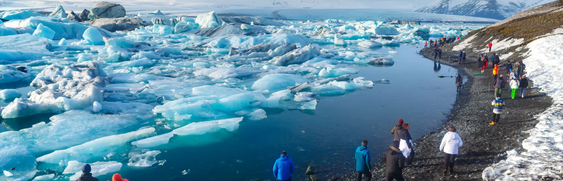 Besøgende ved Jökulsárlón gletsjerlagune.