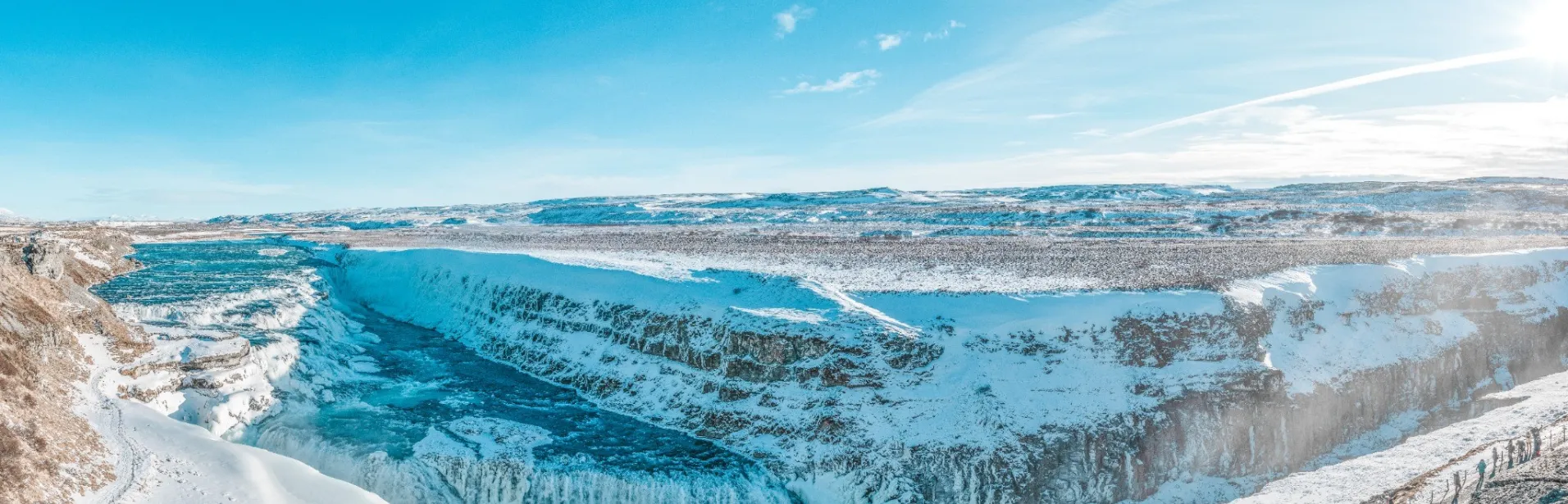 Gullfoss i snedækket vinterlandskab.