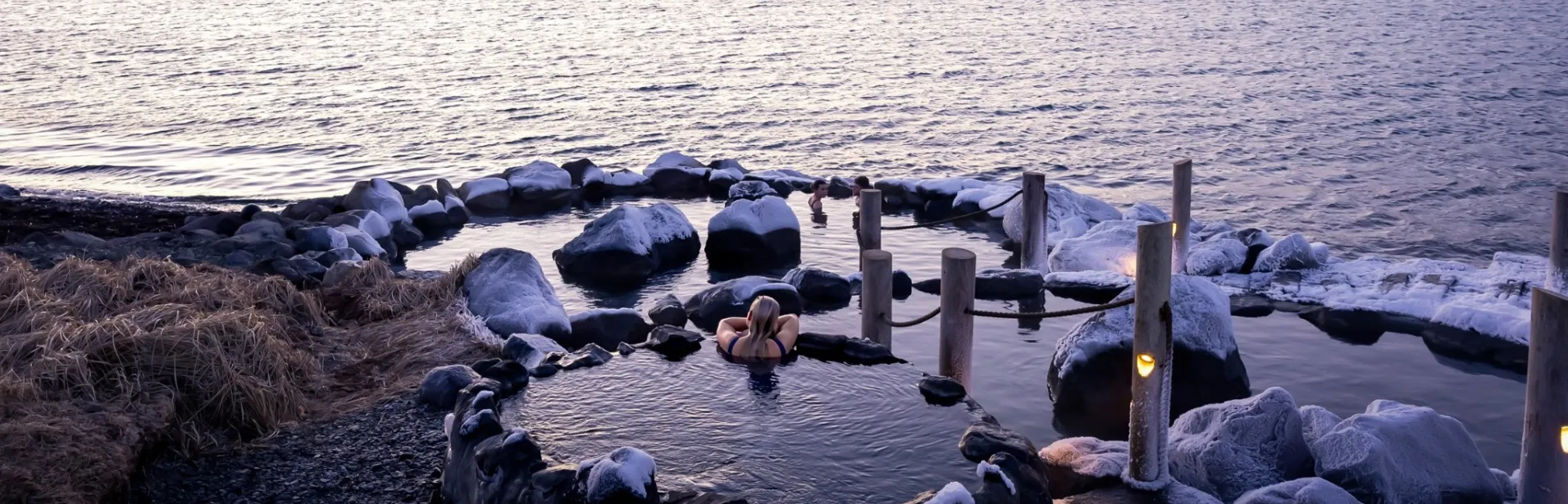 Hvammsvík Hot Springs ved havet om vinteren.
