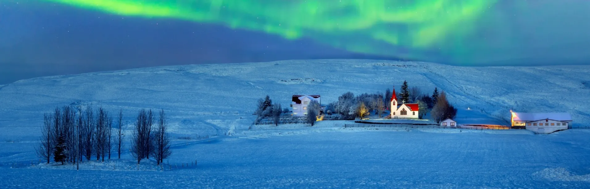  Nordlys over vinterlandskab på Island.