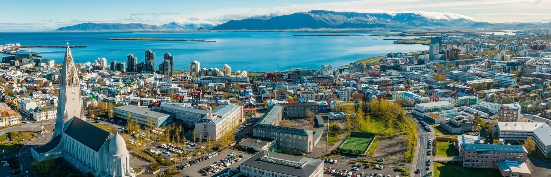 Luftfoto over Reykjavik med Hallgrímskirkja og havet i baggrunden.