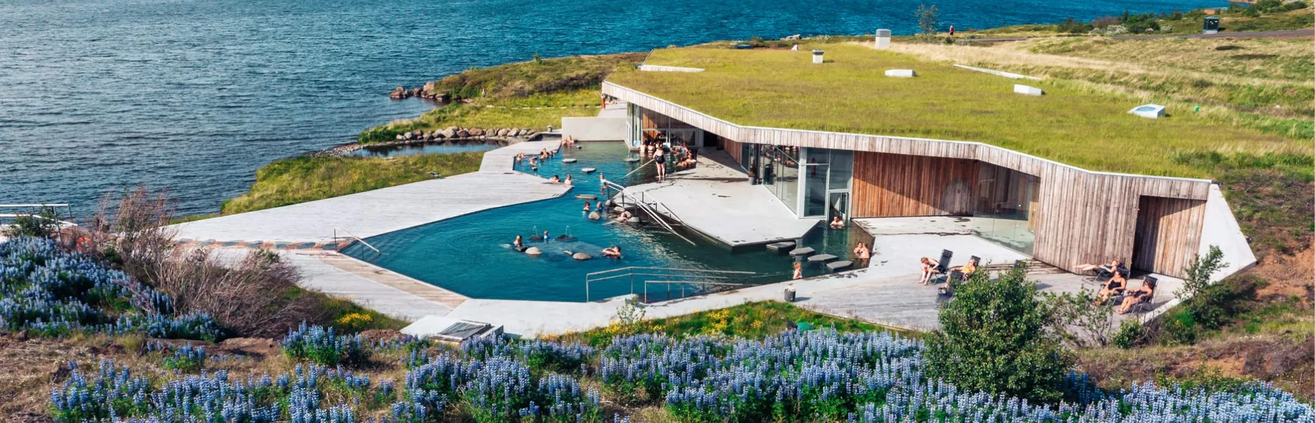 Besøgende bader i Vök Baths.