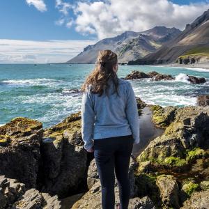 Kvinde betragter Islands magiske natur.