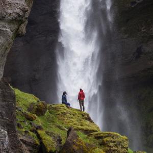 Par besøger vandfald på det sydlige Island