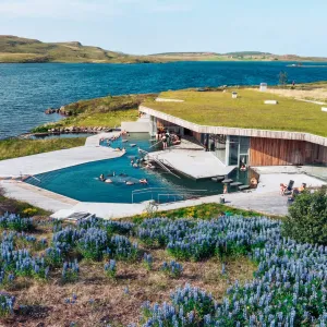 Besøgende bader i Vök Baths.