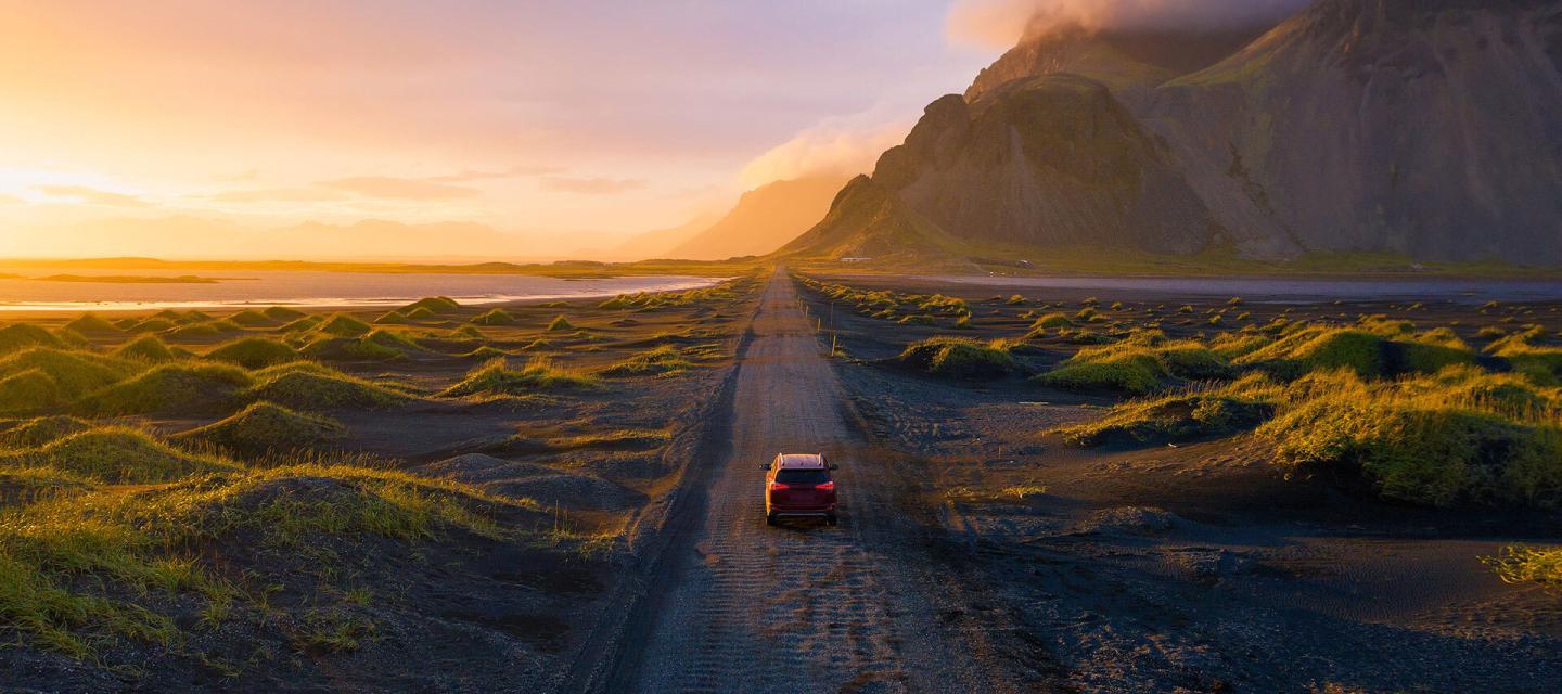 Landevej på Island under midnatssolen
